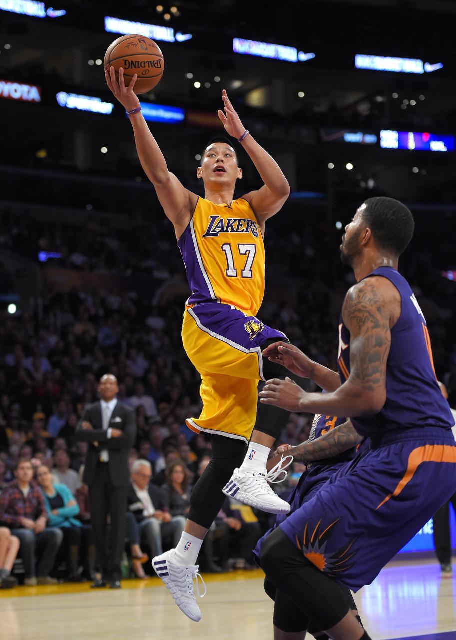 九游体育在线-回顾林书豪最高光数据：“林疯狂”38分打服科比 火箭时期砍三双